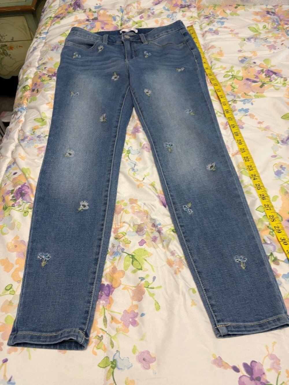 Lauren Conrad Super Skinny Embroidered Jeans Women's Size 8. Pre-Owned